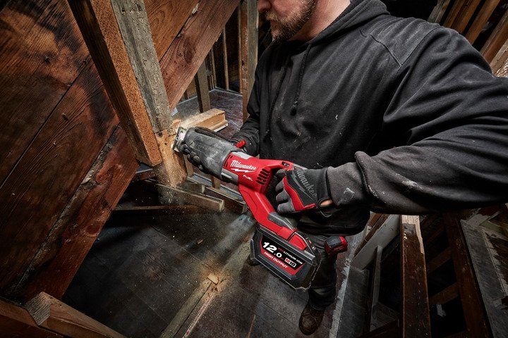 Milwaukee M18FSX-121C - 18V 12.0Ah Li-ion Cordless Sawzall ...